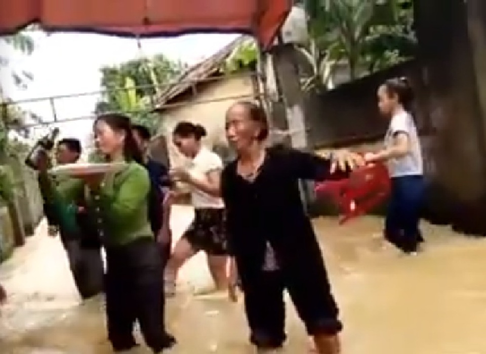 Xúc động xem “đám cưới lụt” đầy lạc quan của người dân vùng lũ - 1 Lạc quan hòa mình trong tiếng nhạc dù nước lũ còn dưới chân. (Ảnh cắt từ clip)