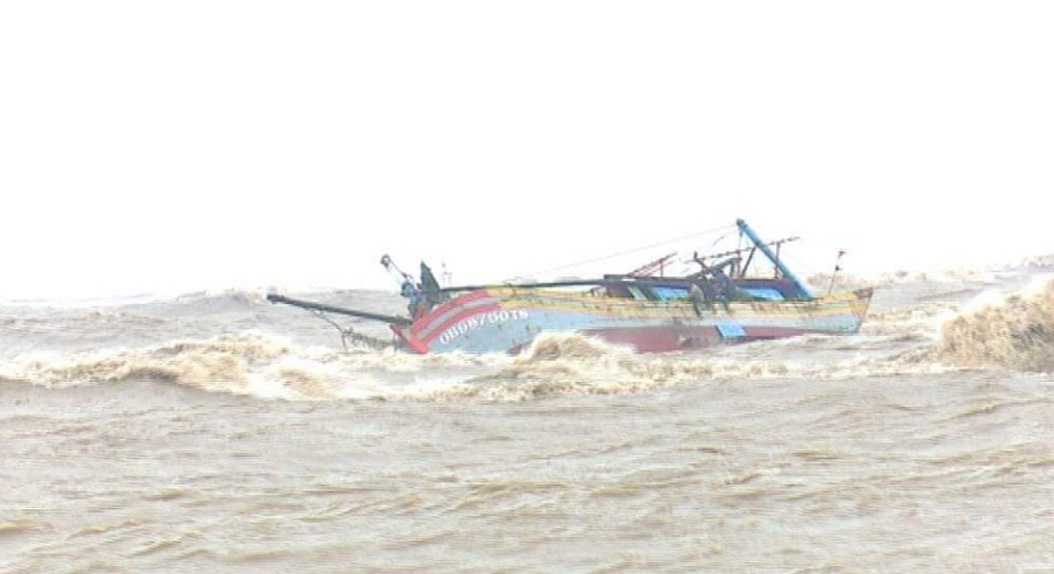 Tàu cá QB 98750 TS đã được lực lượng Hải đội 2, Bộ đội Biên phòng tỉnh Quảng Bình ứng cứu thành công, đưa các thuyền viên vào bờ an toàn. (Ảnh H.S)