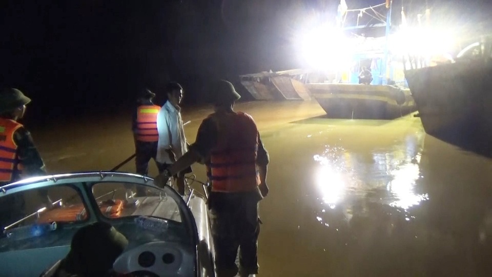 Bộ đội trắng đêm cứu người, tất tả giúp dân trong lũ - 4 ... và nhắc nhở người dân, đề phòng nước lũ dâng cao, chủ động di dời đến chỗ an toàn khi có lũ để tránh tổn thất về người và tài sản (Ảnh: Đức Trí)