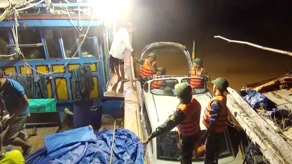 Bộ đội trắng đêm cứu người, tất tả giúp dân trong lũ - 3 Người dân vùng lũ rất biết ơn sự ứng cứu và giúp đỡ của lực lượng BĐBP Quảng Bình (Ảnh: Đức Trí)