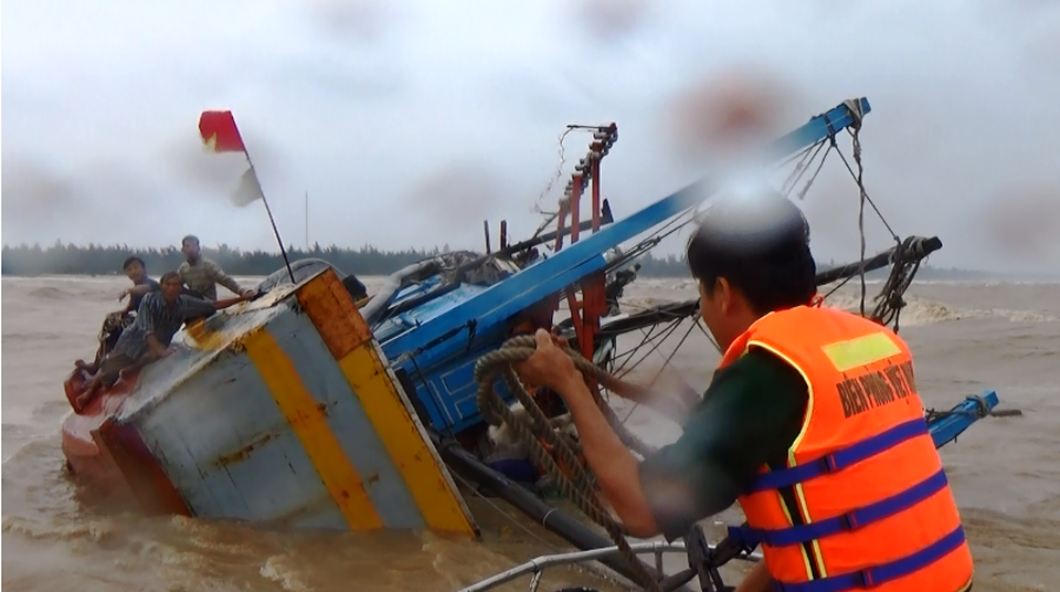 Bộ đội trắng đêm cứu người, tất tả giúp dân trong lũ - 5 Trong hai trận lũ vừa qua, lực lượng BĐBP Quảng Bình đã cứu nhiều tàu cá và đưa nhiều ngư dân gặp nạn trên biển vào bờ an toàn (Ảnh: Đức Trí)
