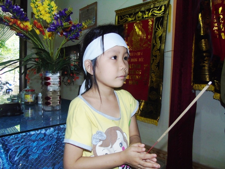 Xót xa số phận cô bé 6 tuổi không cha, mất mẹ trong lũ - 1
Xót thương khi chứng kiến khuôn mặt đáng yêu của cô bé 6 tuổi thắp nén nhang lên di ảnh người mẹ xấu số
