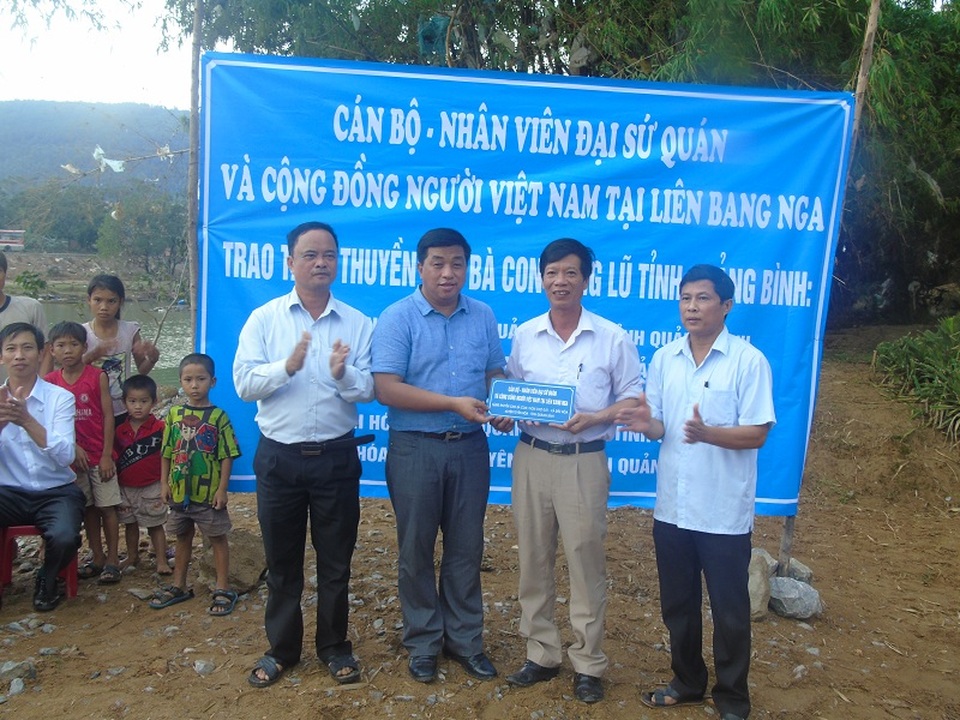 
Ông Trần Phú Thuận, Phó Chủ tịch thường trực Hội người Việt Nam tại liên bang Nga trao tặng thuyền cho các địa phương. (Ảnh Đặng Tài)
