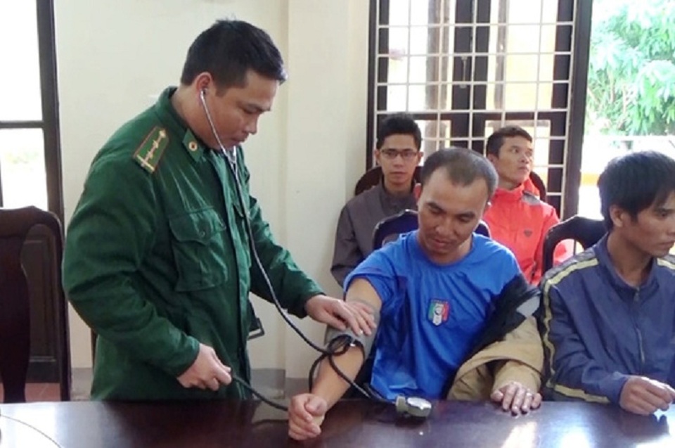 Quảng Bình: Cứu thành công 11 thuyền viên tàu chở gạo bị chìm trên biển - 2 Lực lượng bộ đội biên phòng tiến hành kiểm tra sức khỏe cho các thuyền viên. (Ảnh L.T)