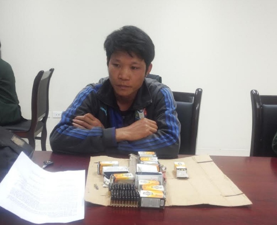 Bắt giữ đối tượng vận chuyển hàng trăm viên đạn từ Lào về Việt Nam - 1 Đối tượng và tang vật bị bắt giữ. (Ảnh Đ.T)