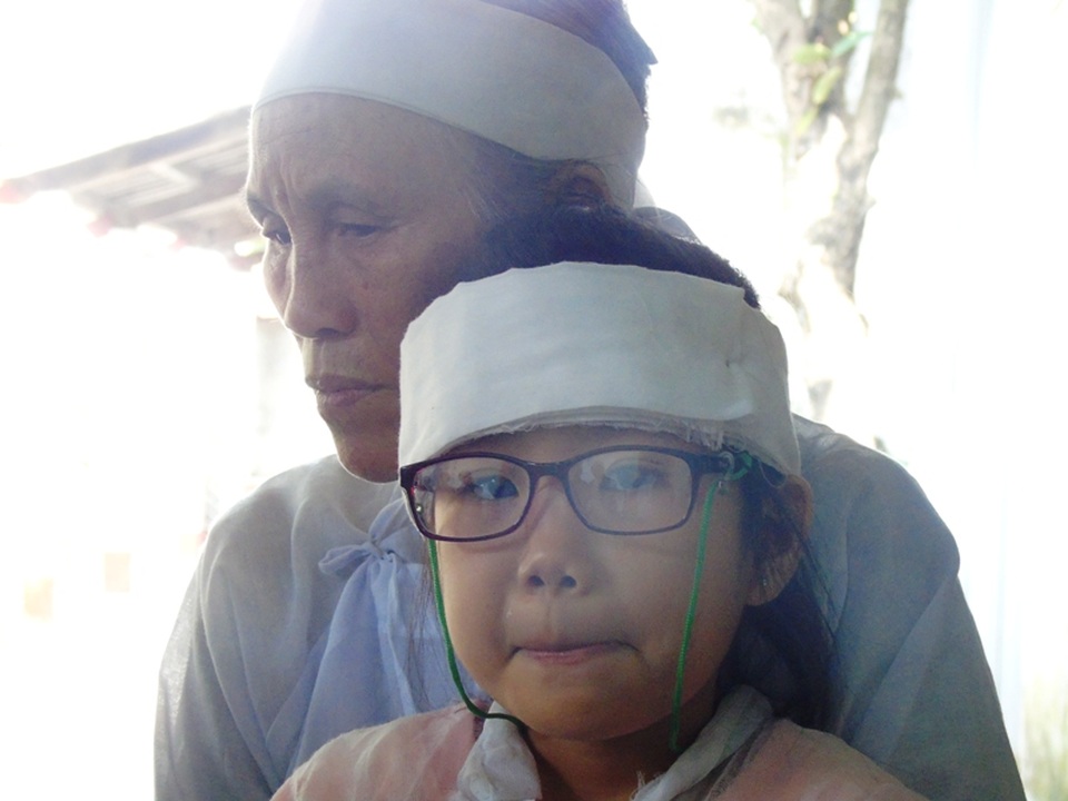 Cô bé Hoàng Thanh Vân hiện đang sống cùng ông bà ngoại tuổi cao, sức yếu