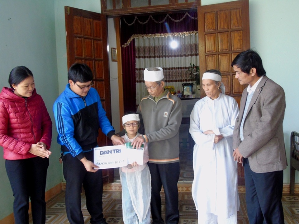 Ngày 9/12, phóng viên Dân trí cùng lãnh đạo chính quyền địa phương đã trao số tiền gần 60 triệu đồng của bạn đọc cho cháu Thanh Vân