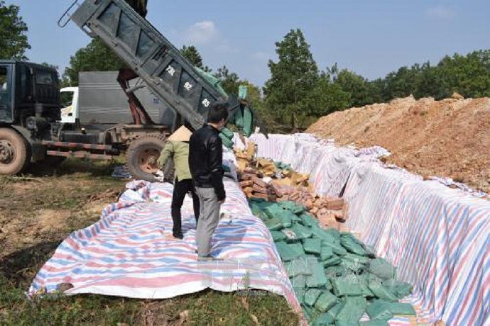 Lực lượng chức năng tiến hành tiêu hủy hải sản không đảm bảo chất lượng an toàn thực phẩm. (Ảnh V.D)