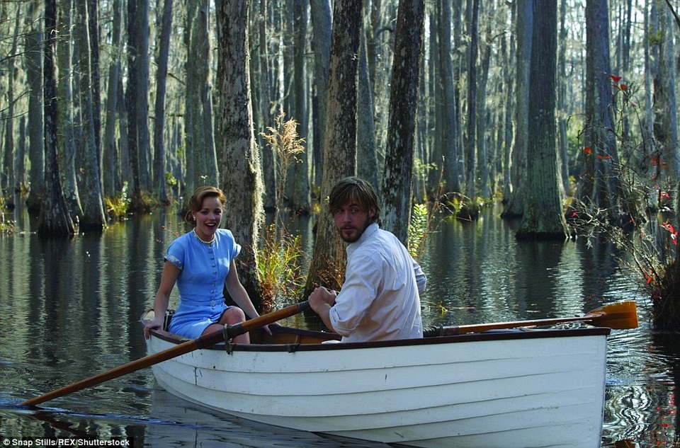 Cảm động bộ ảnh kỷ niệm “Nhật ký tình yêu” sau 57 năm - 10 Bộ phim “The Notebook” lấy bối cảnh bang South Carolina thập niên 1940, anh chàng Noah Calhoun (Ryan Gosling) và người đẹp Allie (Rachel McAdams) bước vào một cuộc tình say đắm nhưng trắc trở.