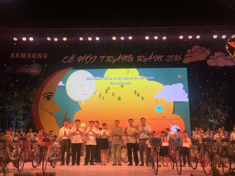 Lãnh đạo tỉnh Bắc Ninh và ban tổ chức chương trình tặng 80 xe đạp cho 80 học sinh nghèo vượt khó.