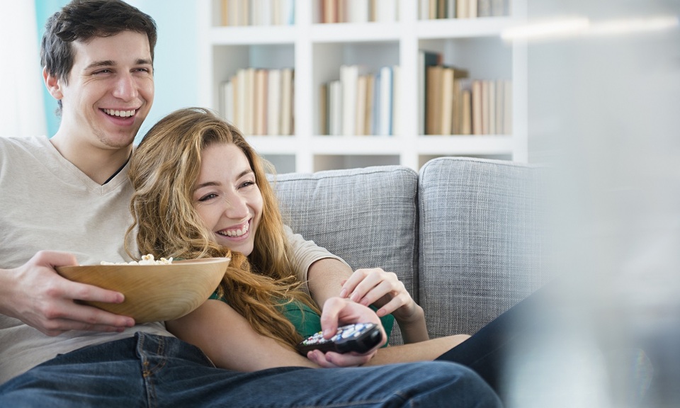 Cùng xem phim truyền hình giúp các cặp đôi yêu nhau hơn - 1 Việc cùng nhau ngồi xem TV không hề là một việc làm “giết thời gian”, có thể cùng nhau bàn luận về một bộ phim sẽ giúp đưa lại những lợi ích cho cuộc hôn nhân của bạn.