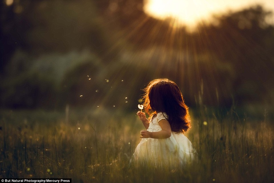 Chị Sujarta Setia đã tự mình chụp những bức ảnh về cô con gái Aayat như một cách để xin lỗi con vì đã không thể ở bên, dành nhiều tình cảm yêu thương, trìu mến cho con trong những năm tháng đầu đời, trong suốt 3 năm đầu có con, chị đã phải chiến đấu với chứng trầm cảm sau sinh.