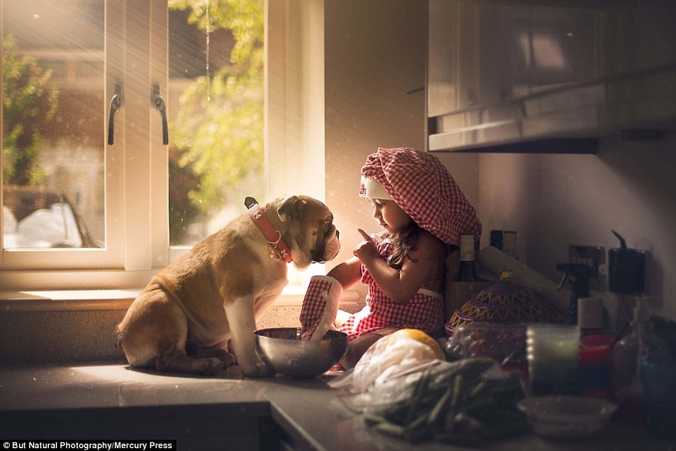 Những bức ảnh chị Sujarta Setia chụp con gái đã thu hút rất đông sự quan tâm của cư dân mạng, bởi những bức ảnh vừa chứa đựng vẻ đẹp vừa có câu chuyện cảm động và những xúc cảm chân thực của một người mẹ.