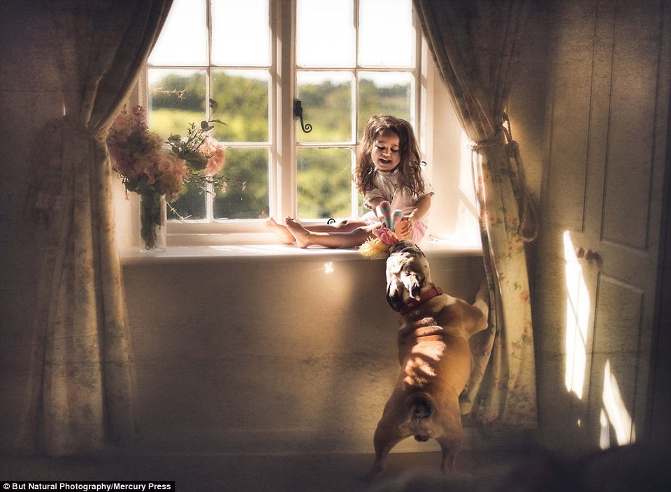 Rất nhiều bức ảnh ghi lại hình ảnh cô bé Aayat chơi với những chú chó của gia đình hoặc tự chơi “tha thẩn” một mình bởi đó chính là cách mà Aayat đã lớn lên khi mẹ của cô bé đang phải vật lộn với chứng bệnh tâm lý.