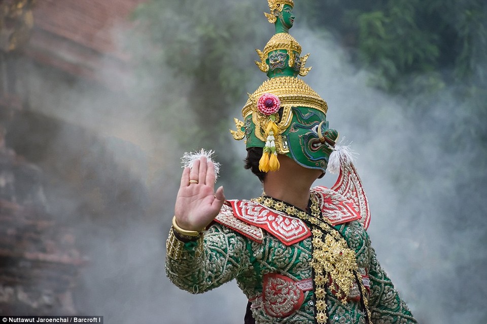 Vũ điệu Khon có rất nhiều tiêu chí khắt khe trong biểu diễn mà một vũ công phải theo học trong khoảng 10 năm mới được cho là có thể nắm hết.