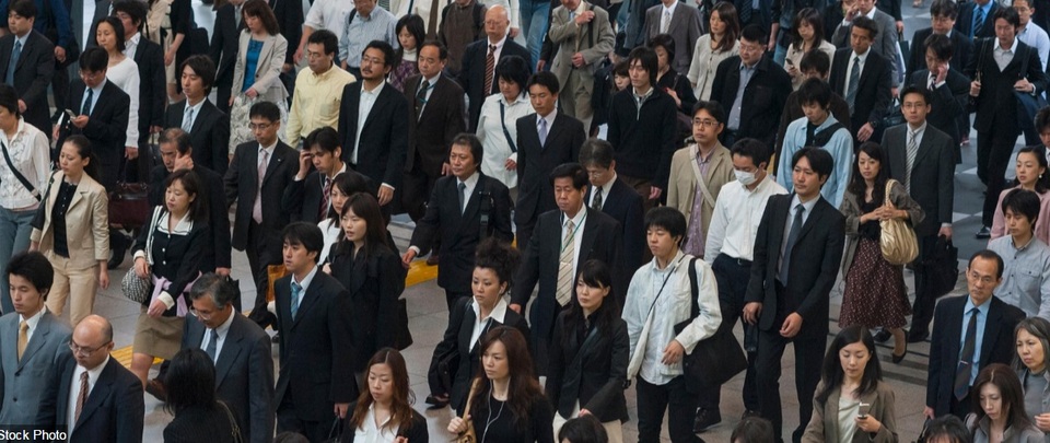 Dòng người bước đi trong một nhà ga vào giờ cao điểm buổi sáng ở trung tâm thành phố Tokyo, Nhật Bản.