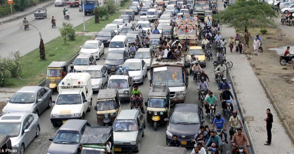 Mưa lớn xảy ra trước đó đã khiến giao thông bị tắc nghẽn ở thành phố Karachi, Pakistan.