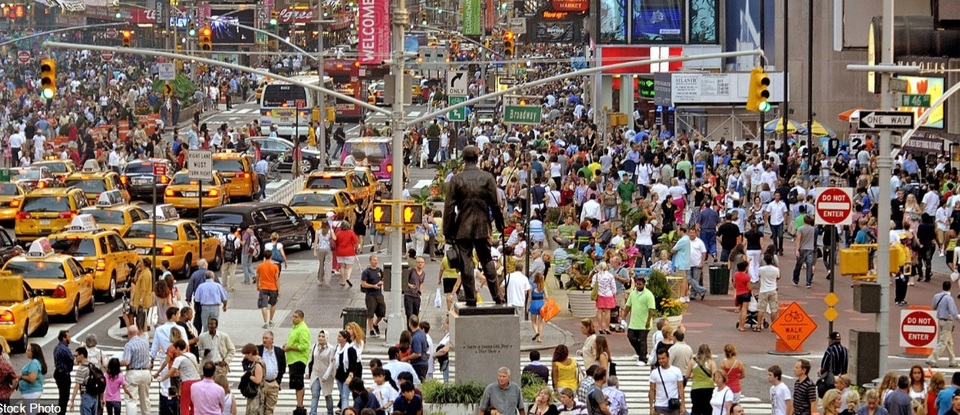 Quảng trường Thời đại ở thành phố New York là một trong những địa điểm hấp dẫn du khách nhất thành phố, vì vậy, cảnh tượng đông đúc là rất thường thấy ở nơi này.