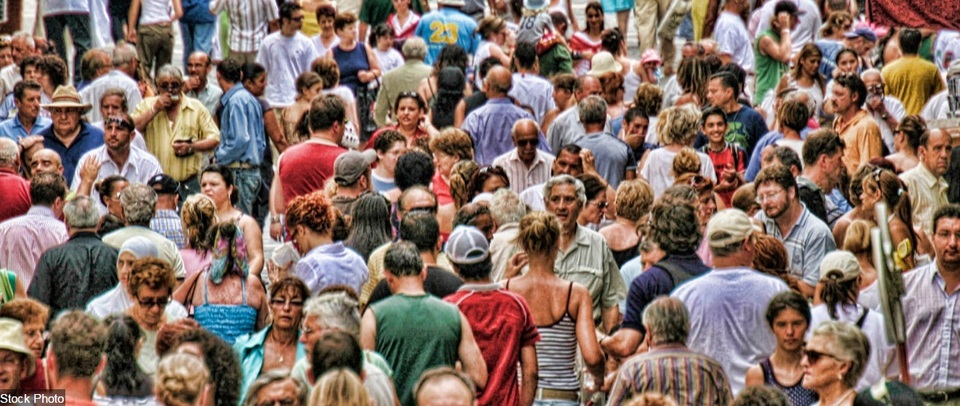 Ảnh chụp ở đảo quốc Malta thuộc khu vực Địa Trung Hải, cho thấy thêm một vùng đất nữa rơi vào cảnh quá đông người nhưng có quá ít không gian công cộng, đặc biệt là vào mùa hè, khi khách du lịch đổ về đây nhiều hơn hẳn.