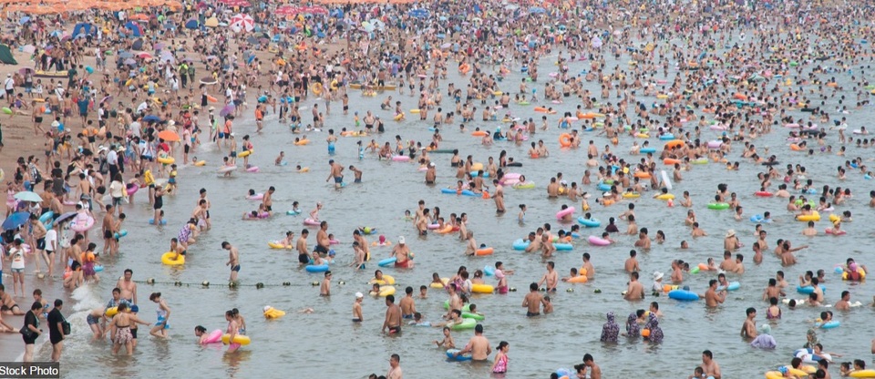 Bãi biển ở Thanh Đảo, Trung Quốc trong một ngày hè, khi lượng lớn du khách đổ về tắm biển giải nhiệt tăng đột biến.
