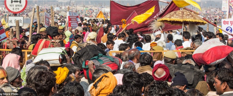 Các chốt kiểm soát của cảnh sát bị quá tải khi hàng triệu tín đồ Hindu thực hiện cuộc hành hương về thành phố Allahabad, bang Uttar, Ấn Độ.