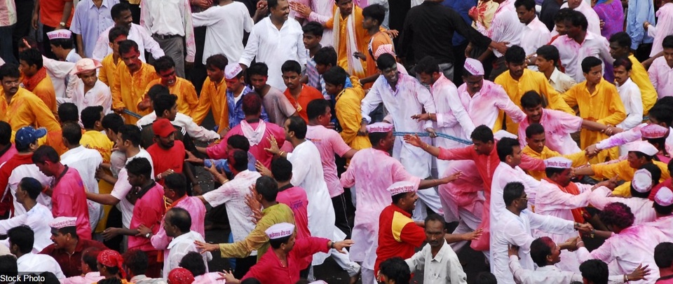 Những người tham gia lễ hội ở thành phố Mumbai, Ấn Độ đang tham gia lễ rước vị thần Ganesha trong đạo Hindu.