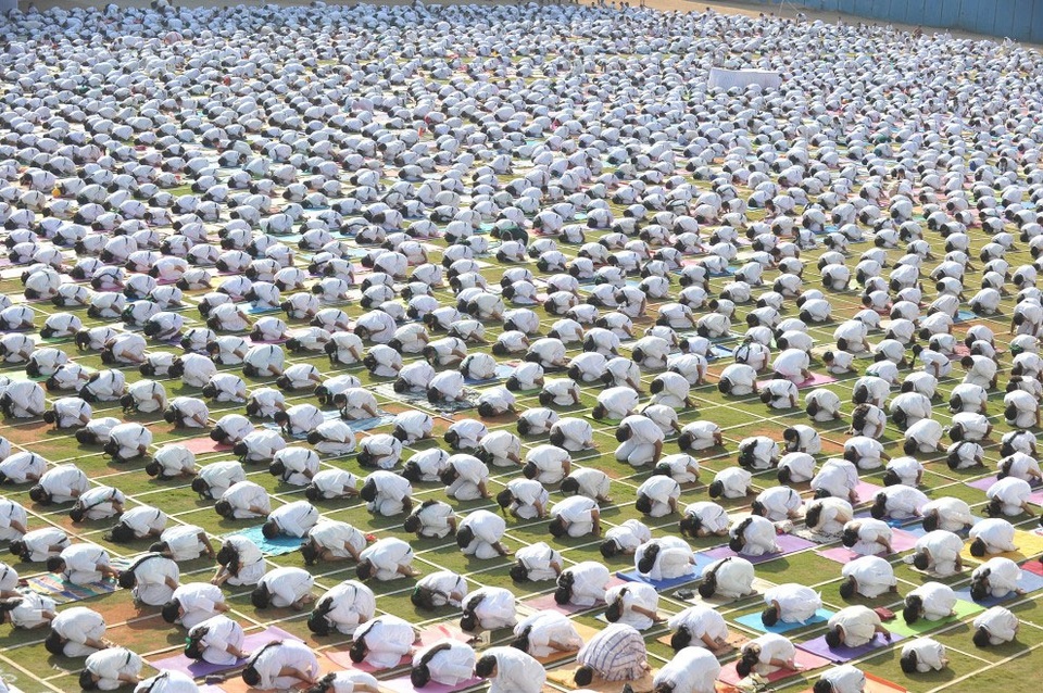 Gần 5.000 giáo viên và sinh viên của trường một trường học ở thành phố Hyderabad, Ấn Độ đang cùng luyện tập yoga.