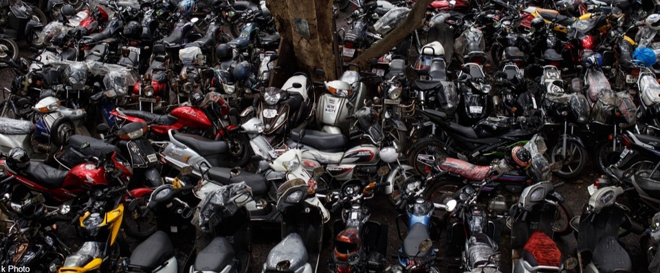 Một bãi đỗ xe đông đúc nằm ở ngoại ô, gần nhà ga Kandivali, thuộc thành phố Mumbai, Ấn Độ.