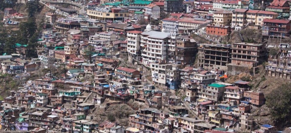 Một triền đồi đông đúc ở Shimla - thị trấn đông dân nằm ở chân núi Himalaya, thuộc vùng lãnh thổ miền bắc Ấn Độ.