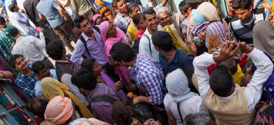 Những hành khách chen nhau lên tàu ở nhà ga thành phố Rohtak, thuộc bang Haryana, Ấn Độ.