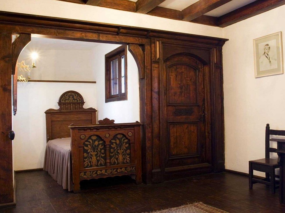 Một phòng ngủ nhỏ, giản dị, khiêm tốn.