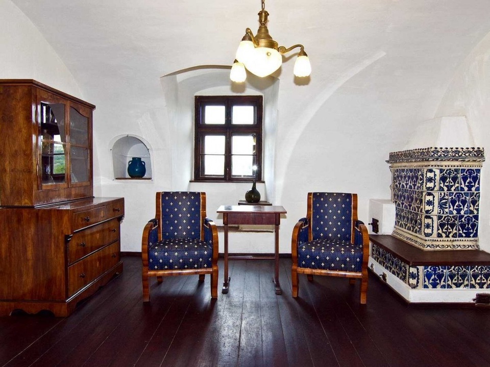 Một phòng khách nhỏ ấm cúng. Nội thất bên trong lâu đài đưa lại cảm nhận về sự cổ kính, sang trọng nhưng không quá xa hoa, choáng ngợp.