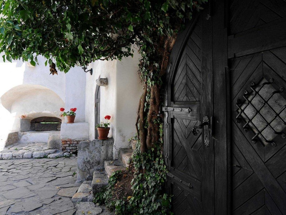 Giống như tất cả những lâu đài được xây dựng theo kiểu pháo đài, lâu đài Bran cũng có một khoảnh sân mở, nằm trong lòng lâu đài.