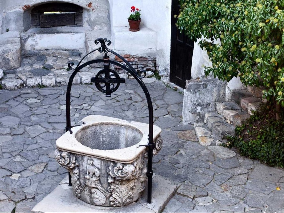 Lâu đài thậm chí còn có một chiếc giếng nhỏ gọi là giếng ước nguyện.