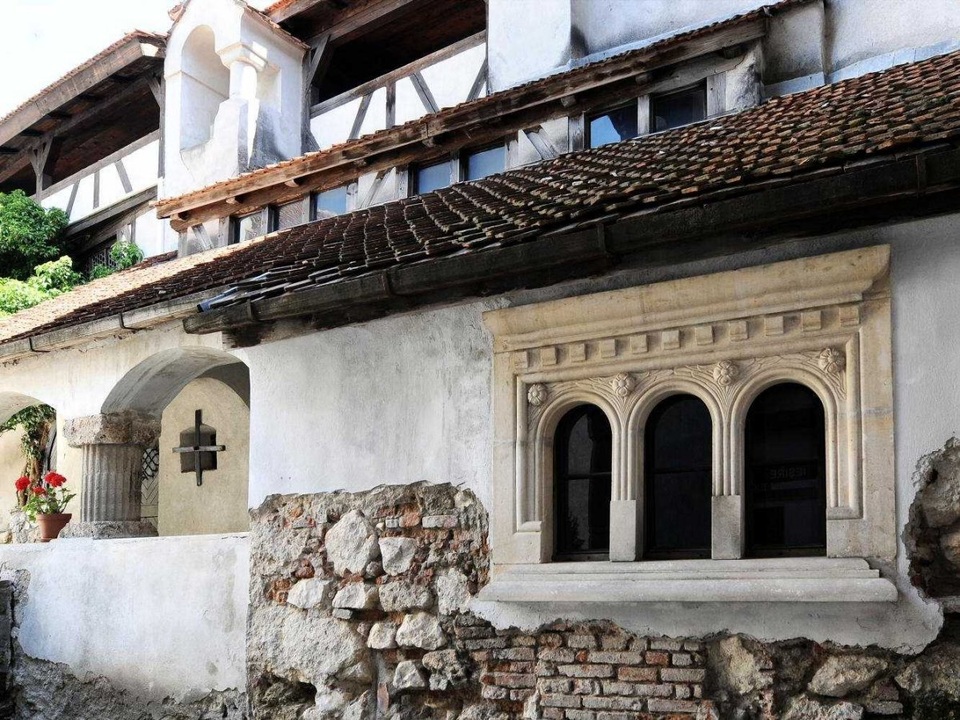 Một bờ tường cổ kính của lâu đài. Công trình kiên cố này đã được duy trì ở mức độ nguyên bản tối cao, từ cách xây dựng cho tới kiến trúc, nội thất.