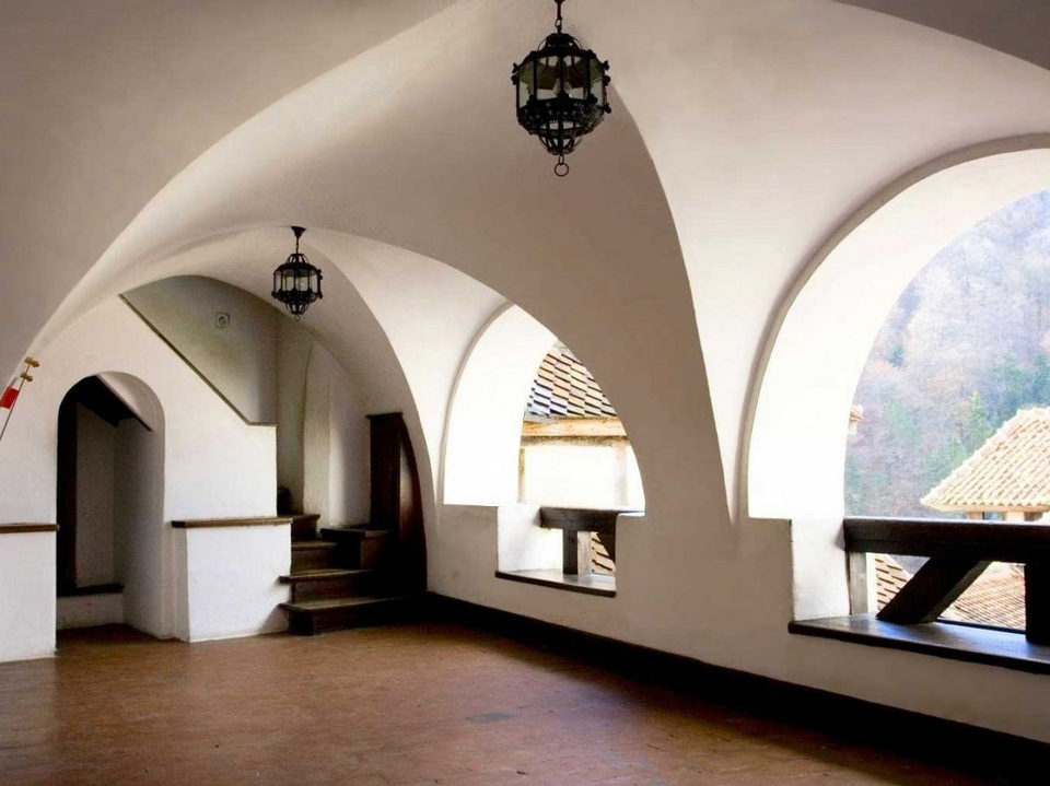 Hành lang với những mái vòm thoáng đãng, nét kiến trúc trang nhã.