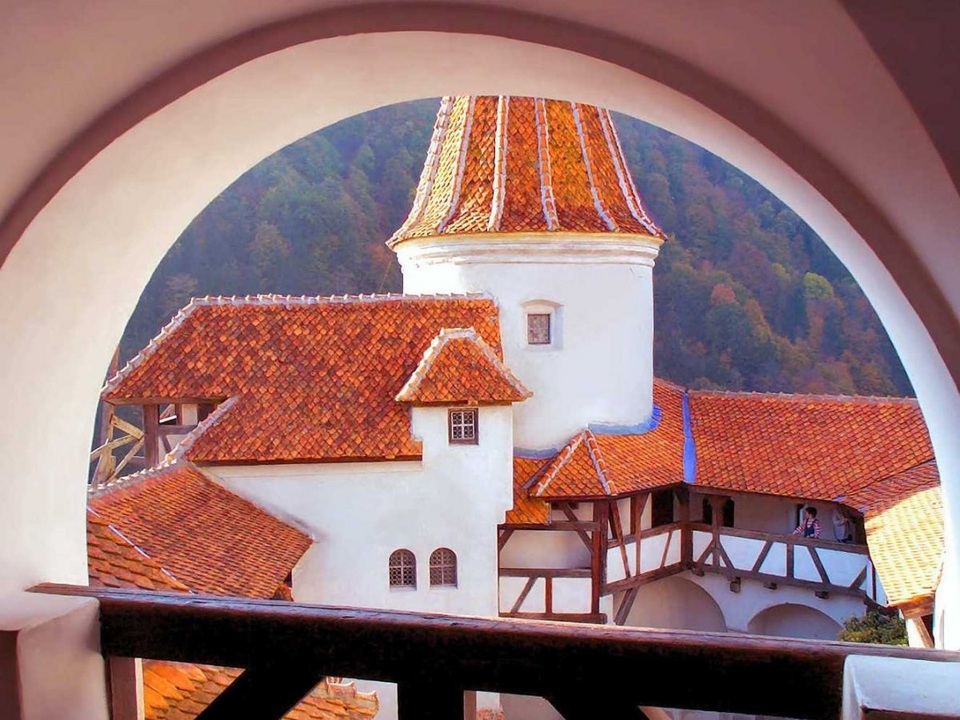 Lâu đài được xây dựng theo dạng pháo đài, với sân trong nằm ở vị trí trung tâm.