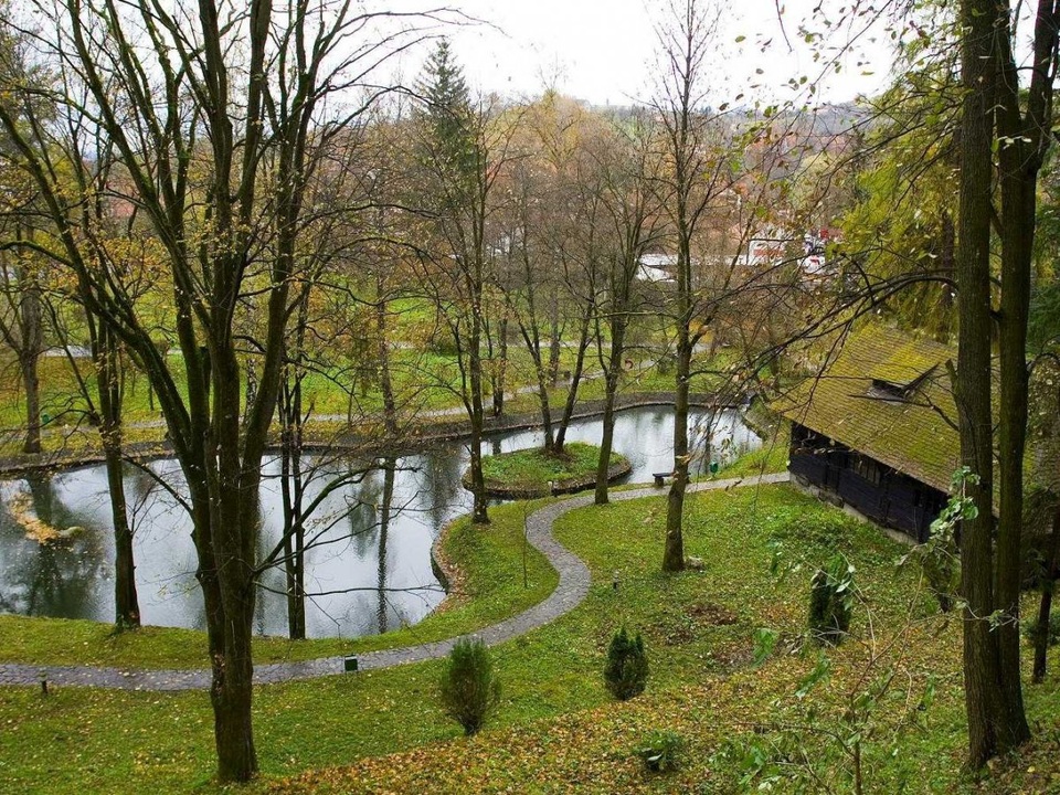 Lâu đài Bran có sân vườn thoáng rộng, xanh mát.