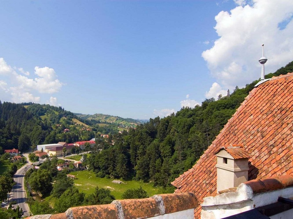 Thực tế, cảnh quan xung quanh tòa lâu đài Bran rất đẹp. Nơi đây không chỉ là một công trình có mối liên hệ với một tác phẩm văn chương nổi tiếng, mà còn là một công trình kiến trúc - cảnh quan ấn tượng.