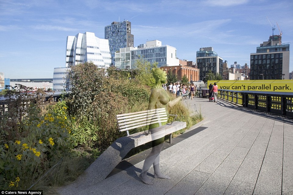 Choáng ngợp trước nghệ thuật “body-painting” tàng hình - 10 Công viên High Line, New York, Mỹ.