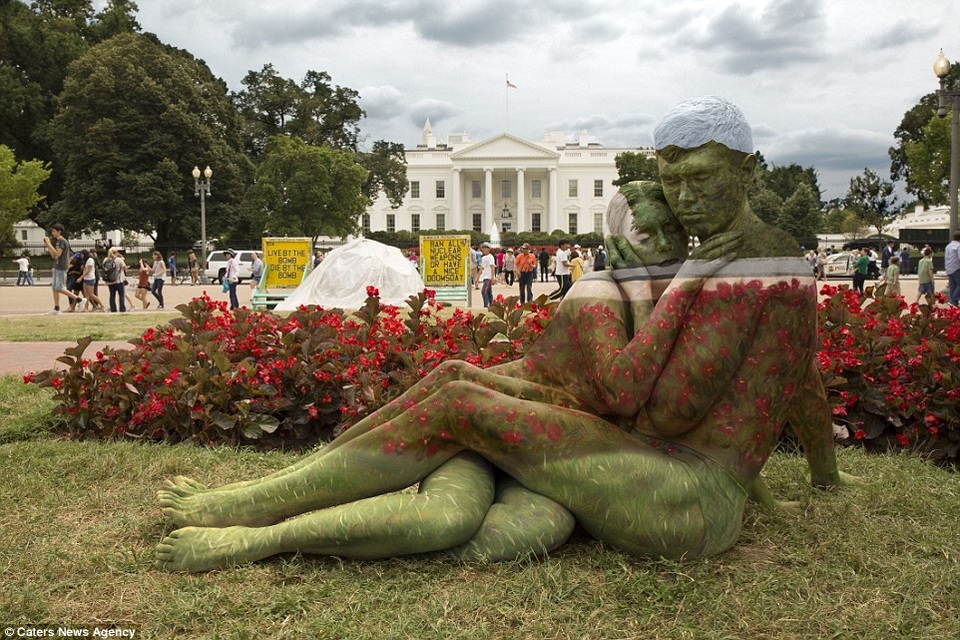 Choáng ngợp trước nghệ thuật “body-painting” tàng hình - 12 Phía trước Nhà Trắng, Washington DC, Mỹ.