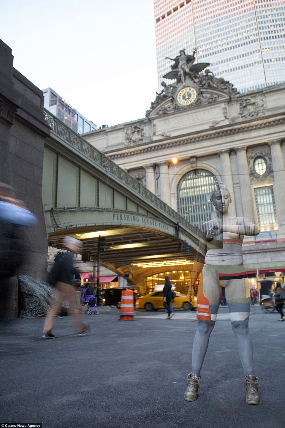 Choáng ngợp trước nghệ thuật “body-painting” tàng hình - 4 Người mẫu đứng trước nhà ga Grand Central, New York, Mỹ.