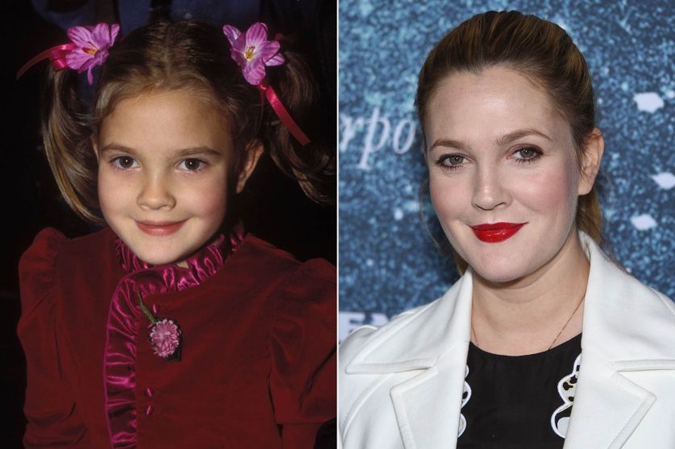 Nữ diễn viên Drew Barrymore (41 tuổi) từng là một diễn viên nhí được yêu mến, nhưng như một lời nguyền định mệnh, việc sớm có được tiền tài, danh vọng từ khi còn quá nhỏ đã khiến tuổi thiếu niên của Drew Barrymore trở thành cơn ác mộng kinh hoàng. Cô bé Drew sớm rơi vào vòng xoáy nghiện ngập, ăn chơi trác táng. Rất may mắn cho Drew Barrymore là cô đã kịp rút chân ra khỏi vũng lầy đang chuẩn bị “nuốt chửng” cuộc đời mình. Hiện giờ, Drew Barrymore đã trải qua ba cuộc hôn nhân thất bại. Cuộc hôn nhân thứ ba của cô cũng đã vừa chấm dứt trong năm nay. Dù cuộc đời có nhiều thăng trầm, nhưng diện mạo của nữ diễn viên vẫn không phải gánh chịu sự “bạc đãi” của thời gian. Những nét đẹp thời thơ bé vẫn còn nhìn thấy rõ nét ở Drew Barrymore của thời hiện tại.