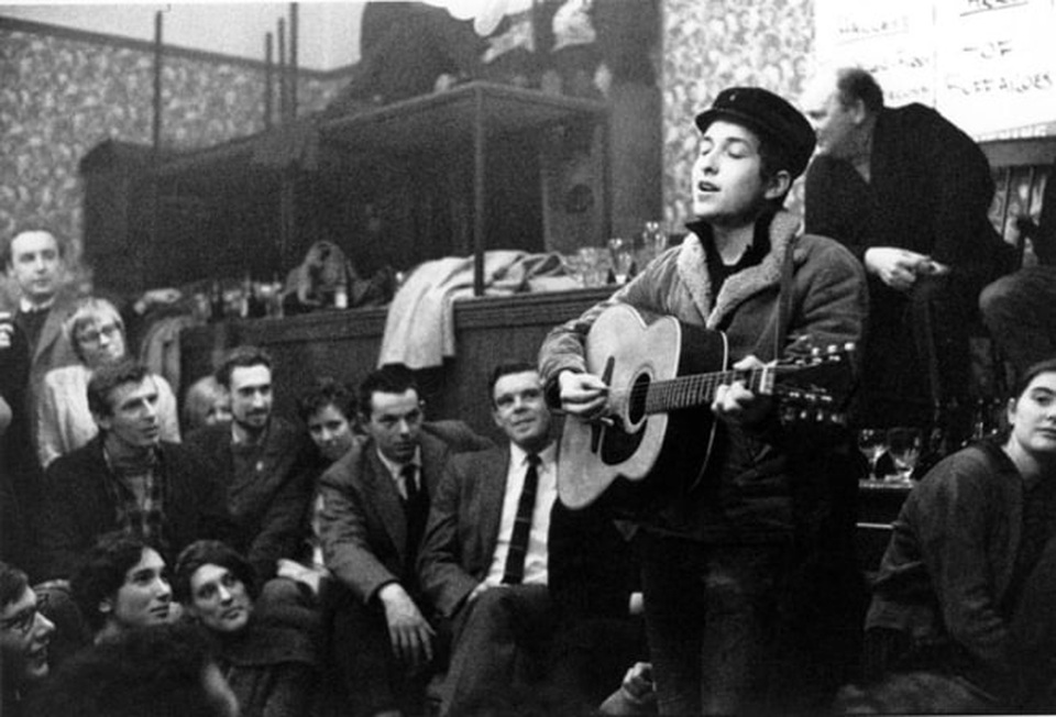 Chân dung nhạc sĩ đầu tiên trong lịch sử đoạt… Nobel Văn học - 1 1962: Bob Dylan bắt đầu những năm tháng khởi nghiệp ở New York với việc biểu diễn trong các hộp đêm, quán cà phê.