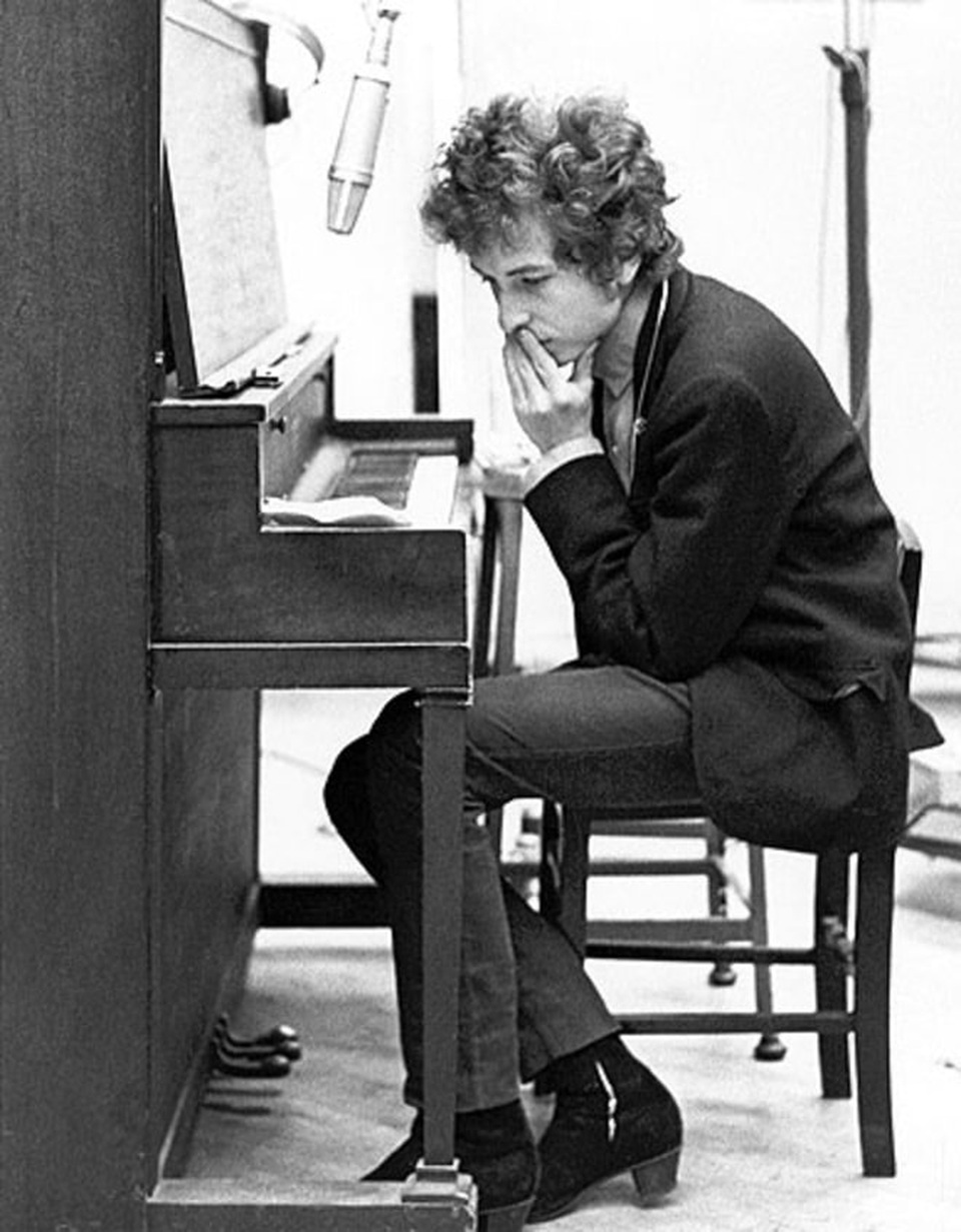 Chân dung nhạc sĩ đầu tiên trong lịch sử đoạt… Nobel Văn học - 12 1965: Bob Dylan trong phòng thu.