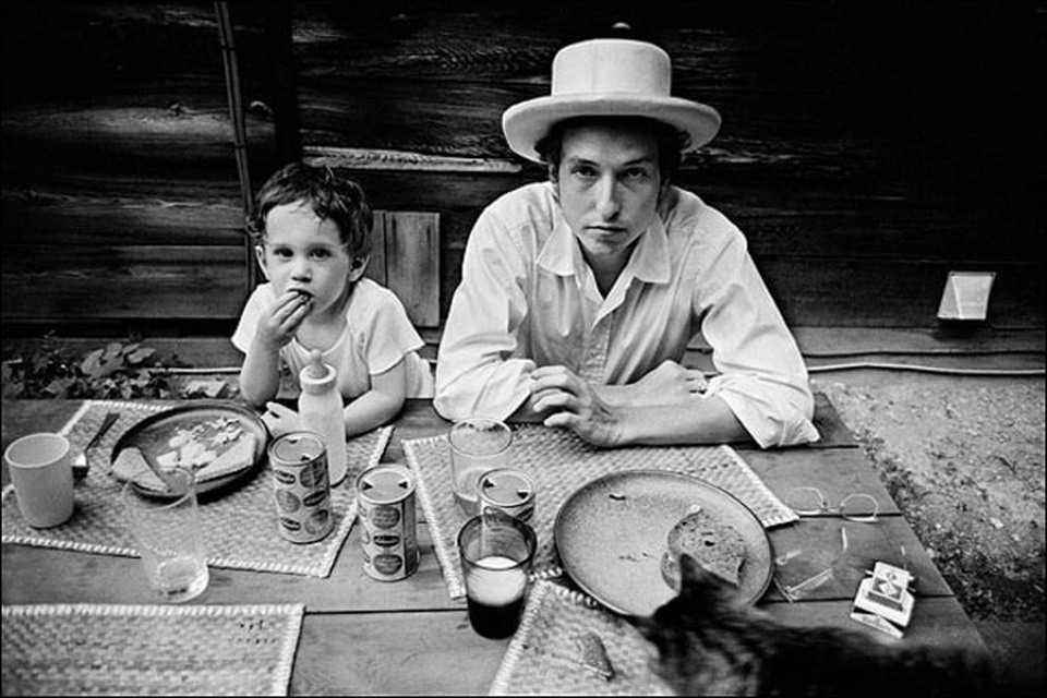 Chân dung nhạc sĩ đầu tiên trong lịch sử đoạt… Nobel Văn học - 13 1968: Bob Dylan và con trai đầu lòng Jesse Dylan. Trong cuộc đời, ông trải qua hai cuộc hôn nhân thất bại, ông có 5 người con đẻ và một người con nuôi từ hai cuộc hôn nhân này.