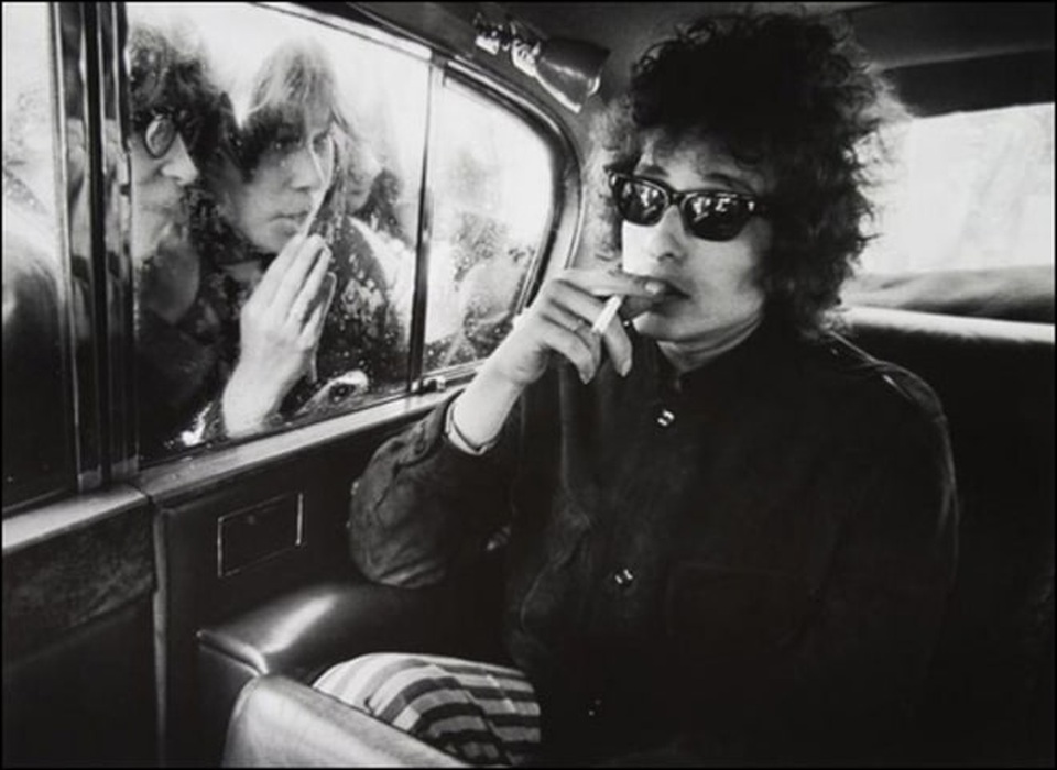 Chân dung nhạc sĩ đầu tiên trong lịch sử đoạt… Nobel Văn học - 14 1966: Bob Dylan và sự điềm nhiên “đến lạ” trong khi các fan hò reo bên ngoài xe hơi.