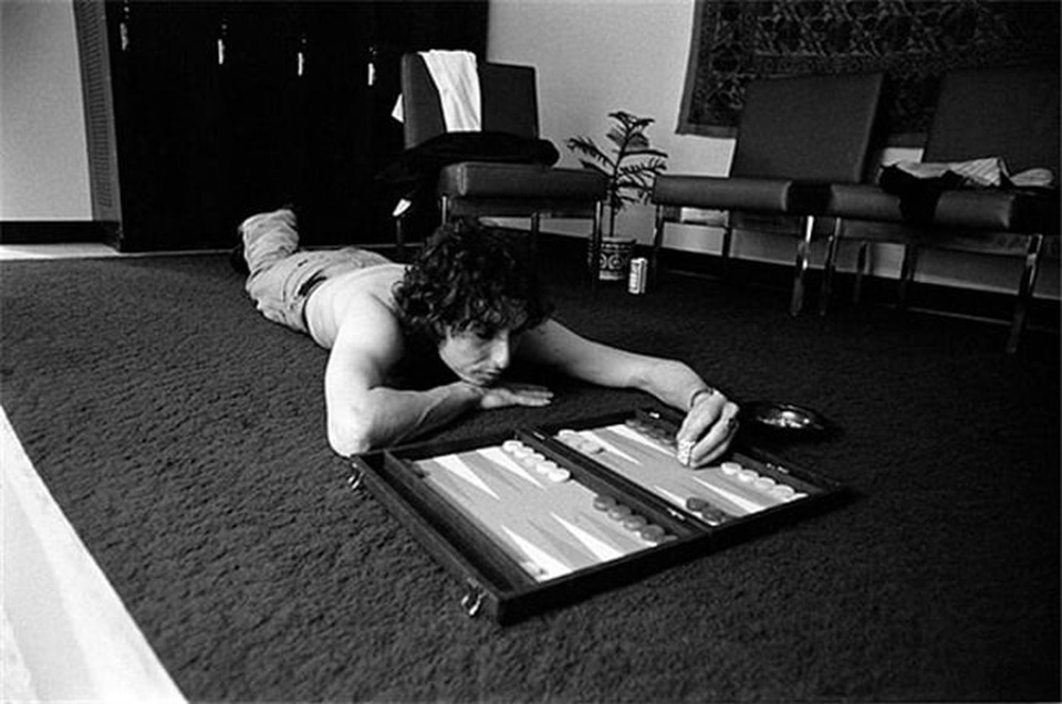 Chân dung nhạc sĩ đầu tiên trong lịch sử đoạt… Nobel Văn học - 18 1975: Bob Dylan giải trí một mình sau đêm diễn.