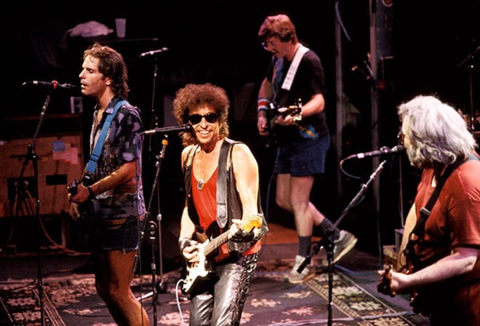 Chân dung nhạc sĩ đầu tiên trong lịch sử đoạt… Nobel Văn học - 22 1986: Bob Dylan biểu diễn với ban nhạc rock Grateful Dead.