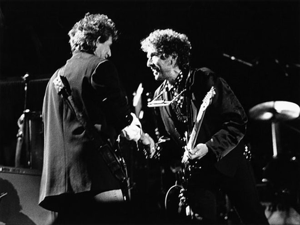 Chân dung nhạc sĩ đầu tiên trong lịch sử đoạt… Nobel Văn học - 24 1991: Thành viên nhóm nhạc Rolling Stones - Keith Richards và Bob Dylan cùng biểu diễn trên sân khấu ở Tây Ban Nha.
